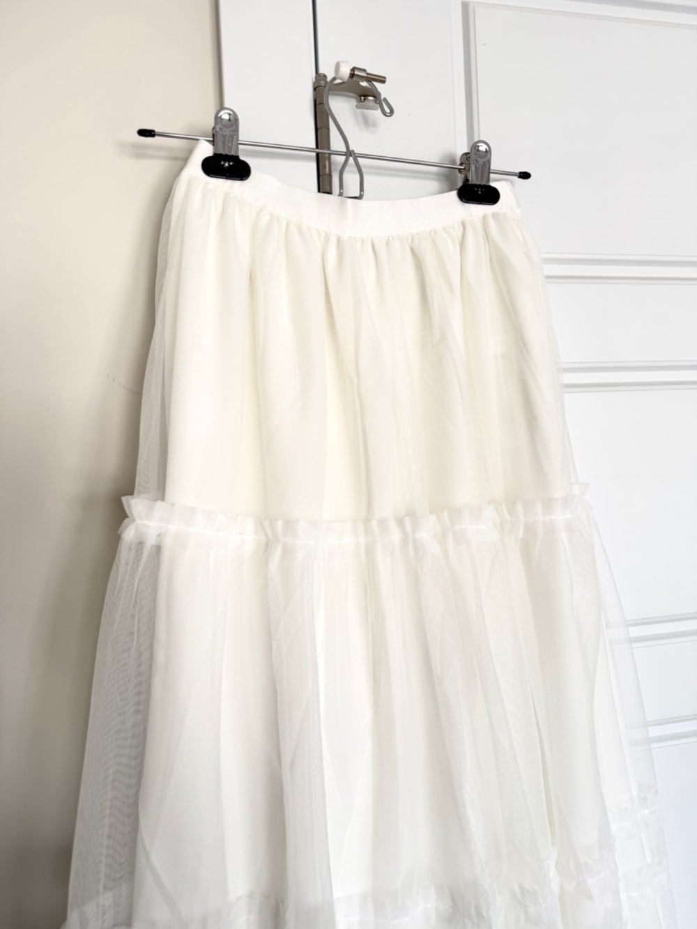 brand new Women's White Tiered Tulle Maxi Skirt - Picture 5 of 9
